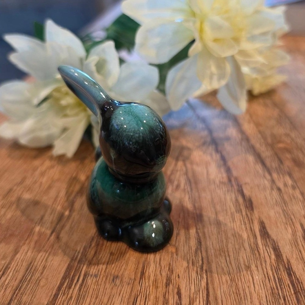 Vintage Blue Mountain Pottery Mini Green Bunny Rabbit Figurine 3" - Picture 2 of 6